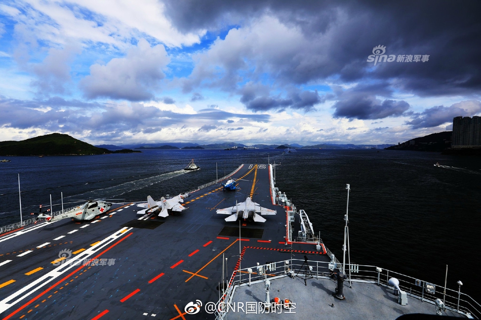 香港你好辽宁号航母抵港官兵甲板列队成字0218