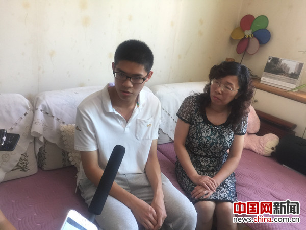 刘泽琛与母亲接受媒体记者采访 中国网记者 赵晓雯 摄