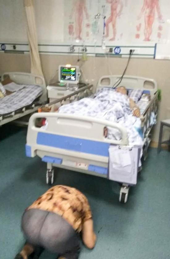 被救老人向徐前凯下跪表达谢意(受访者供图)