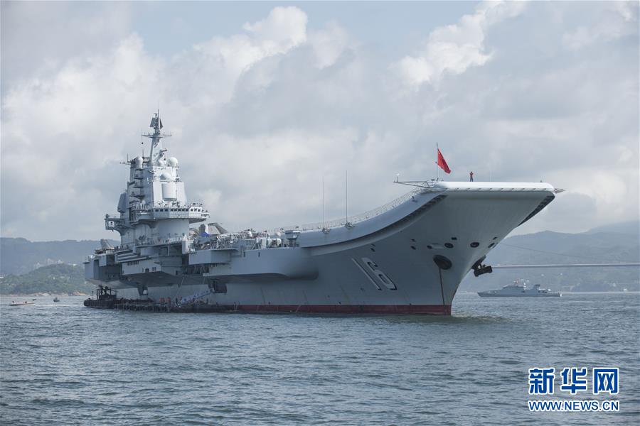 这是7月9日拍摄的锚泊在海上的辽宁舰。