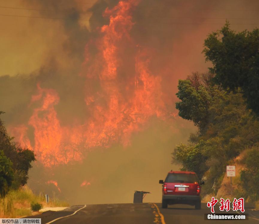 图为加州圣巴巴拉市154号高速公路上的场景。