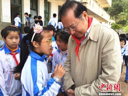 华人科学家黄厚斌回乡支教12年为湖南学子励志“开讲”