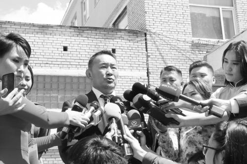 7 日,巴图勒嘎接受记者采访。杨涛摄