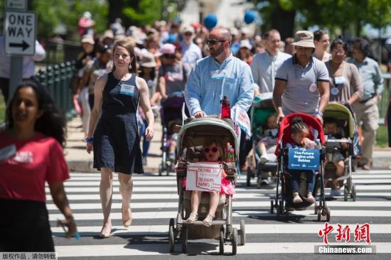 当地时间5月2日，美国各地父母齐聚华盛顿，推着婴儿车游行，呼吁国会关注婴儿成长环境。