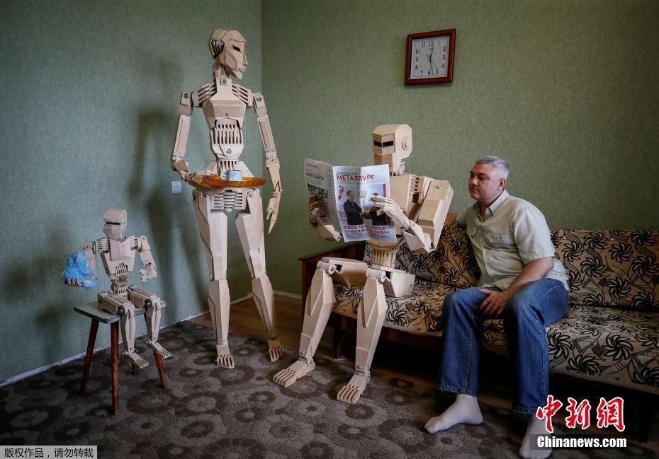 乌克兰男子打造木制机器人