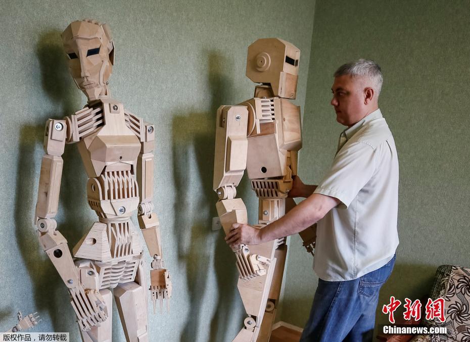 乌克兰男子打造木制机器人