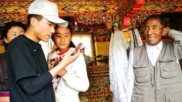 藏族护林员常年播种梦想 收获奇迹(图) 藏族护林员常年播种梦想 收获奇迹(图)