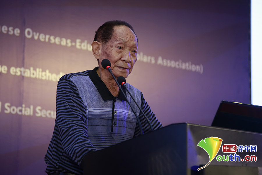 政协常委,中国工程院院士,美国科学院院士袁隆平在论坛中发表主题演讲