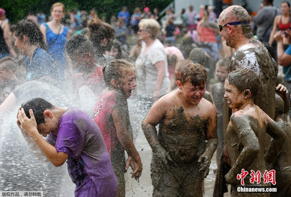 当地时间2017年7月11日，美国密歇根州，一年一度的泥浆节在韦斯特兰举行，儿童驰骋泥坑不亦乐乎。
