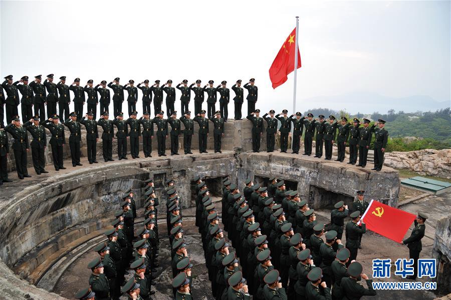 党的群众路线教育实践活动中，“大渡河连”组织党员重温入党誓词（2012年3月25日摄）。