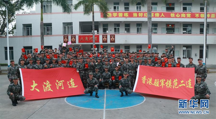 “大渡河连”在春节期间组织“荣誉见证我成长”活动，并以合影方式向家人拜年（1月19日摄）。