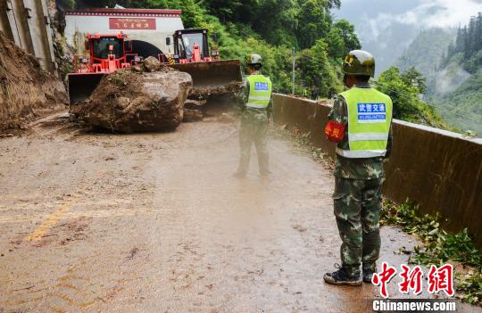 武警交通部队官兵们协同移动巨石　陆文凯　摄