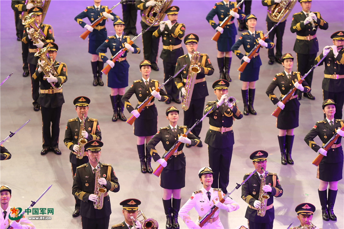 解放军仪仗队女兵首次亮相香港国际军乐汇演