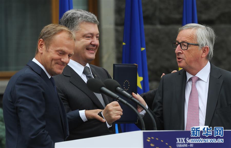 7月13日，在乌克兰基辅，乌克兰总统波罗申科（中）、欧洲理事会主席图斯克（左）和欧盟委员会主席容克出席峰会后的联合记者招待会。