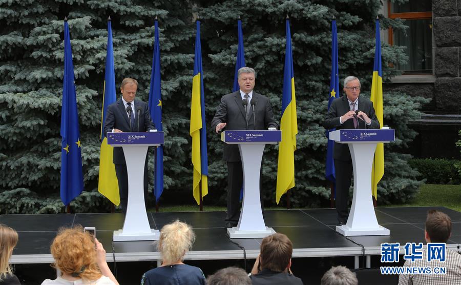 7月13日，在乌克兰基辅，乌克兰总统波罗申科（中）、欧洲理事会主席图斯克（左）和欧盟委员会主席容克出席峰会后的联合记者招待会。