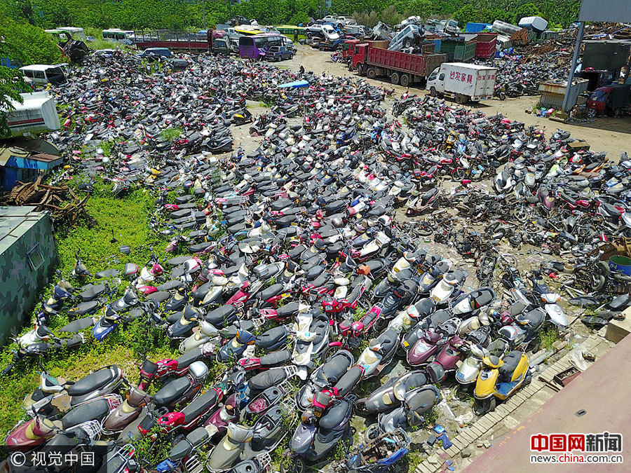 海南琼海:数千电动车摩托车挤爆停车场