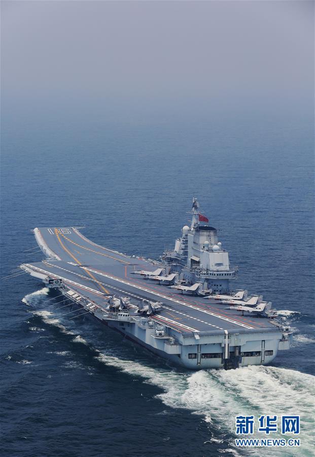 7月13日,辽宁舰在某海域机动航行. 新华社记者 曾涛 摄