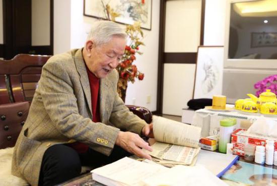 高忠勋向记者展示他多年收集的报章文字。