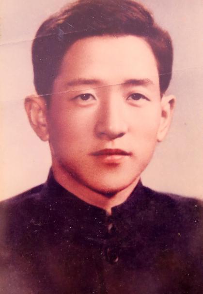 高忠勋年轻时的留影。