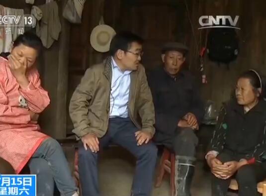 扶贫干部入户做工作