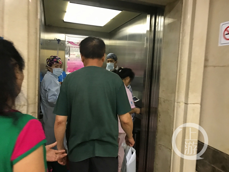 杨婷被推进电梯