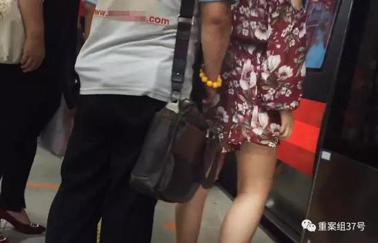 ▲7月16日，一号线东单站，一名中年秃顶、戴着黄色手链的男子尾随一名女孩，欲行不轨。 新京报记者 大路 摄