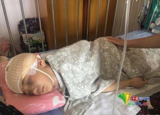 躺在病床上被虐打的男童。 @呼唤鹏鹏 图