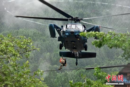 圖為自衛隊直升機在福岡地區參與救援工作.