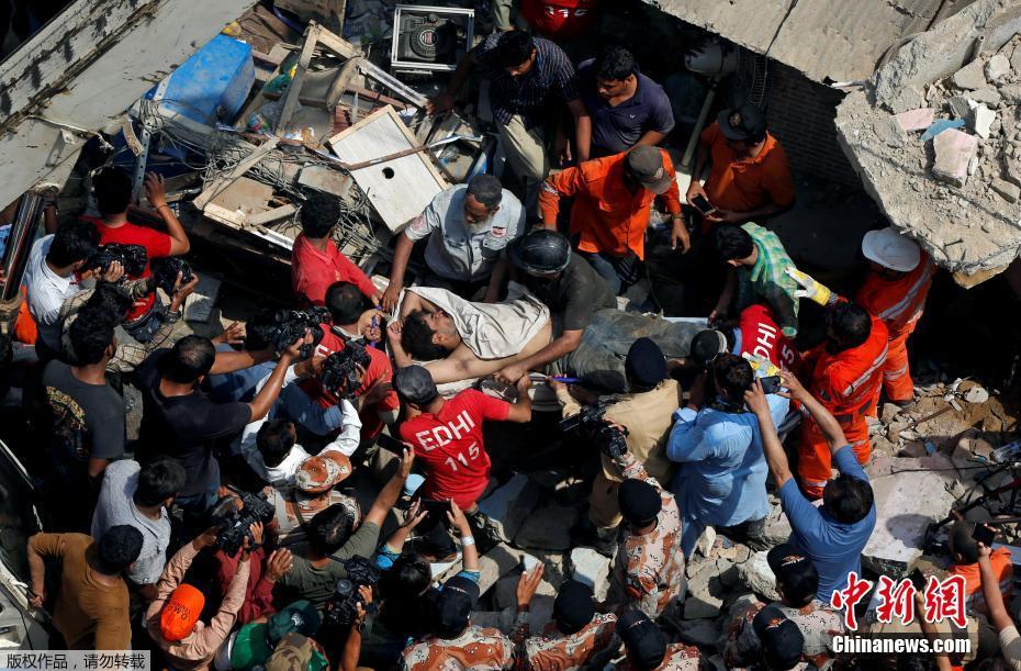 当地时间7月18日，巴基斯坦卡拉奇一栋三层楼房倒塌，造成至少四人丧生，其中包括两名儿童，八人受伤。