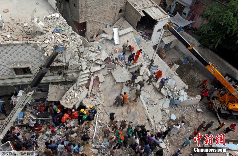 当地时间7月18日，巴基斯坦卡拉奇一栋三层楼房倒塌，造成至少四人丧生，其中包括两名儿童，八人受伤。
