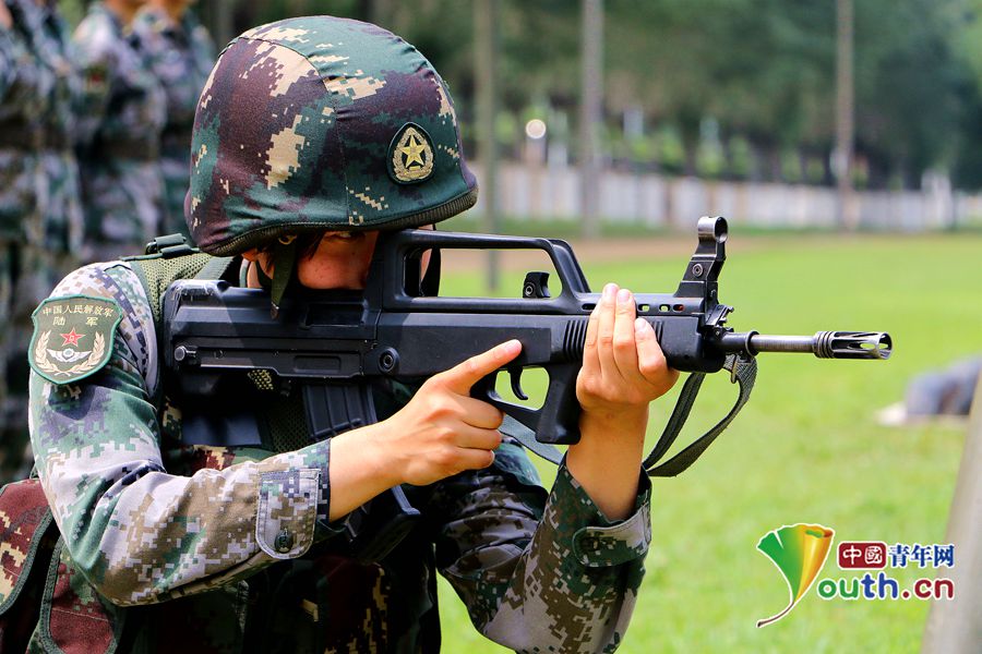 特战旅女兵展示射击姿势。