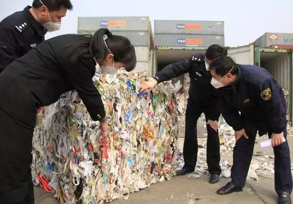 张家港海关人员正在查验走私垃圾（图自中国日报）