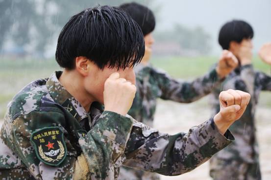 媒体国防行】特战女兵雨中训练 动作娴熟眼神坚毅_新闻中心_中国网