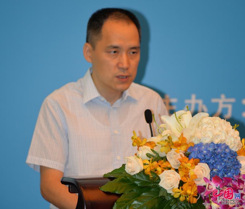 中华环保联合会秘书长张永红介绍大赛情况.