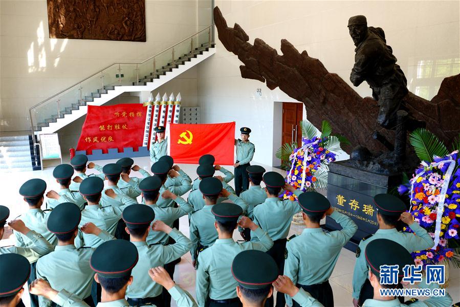 董存瑞牺牲68周年纪念日，董存瑞生前所在部队在董存瑞雕像前庄严宣誓(2016年5月25日摄）。