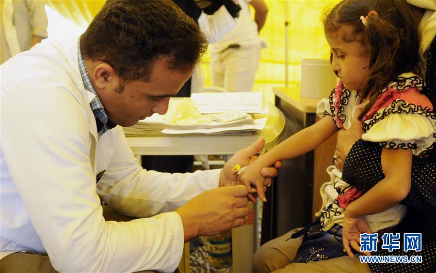 7月22日，在也门萨那，医生为一名感染霍乱的女孩采血。