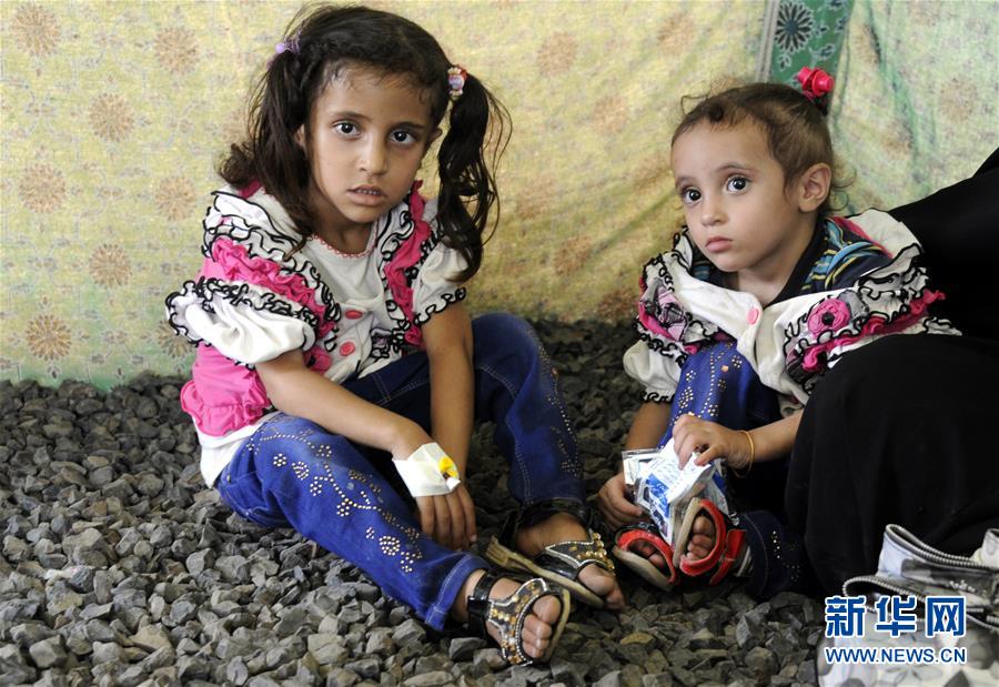 7月22日，在也门萨那，两名感染霍乱的女孩在医院等待接受治疗。