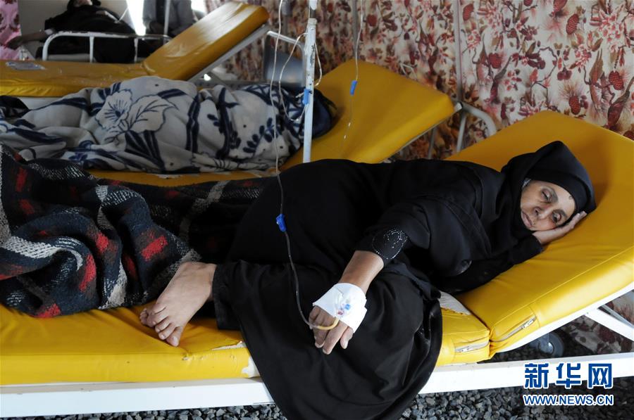 7月22日，在也门萨那，一名感染霍乱的女子在医院接受治疗。