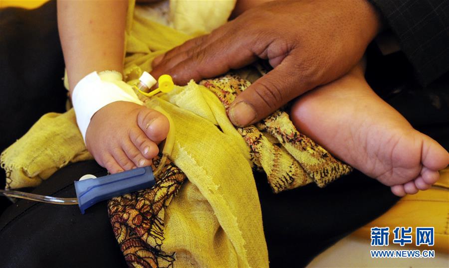 7月22日，在也门萨那，一名感染霍乱的婴儿在医院接受治疗。
