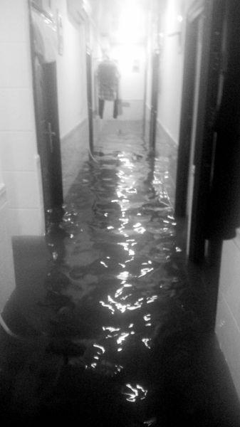 齐膝的水淹了地下室。