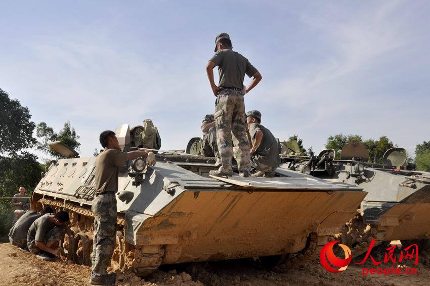 红四连官兵在学习步战车保养知识。吴隆重摄
