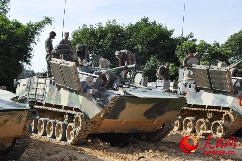 红四连战士在炎炎烈日下刻苦研究新装备。曹昆 摄