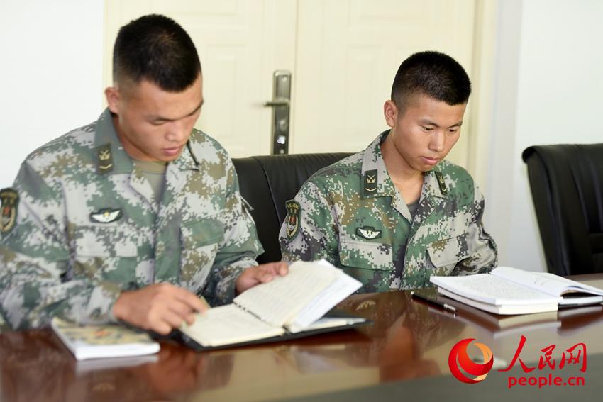 红四连战士在进行理论学习。吴隆重摄