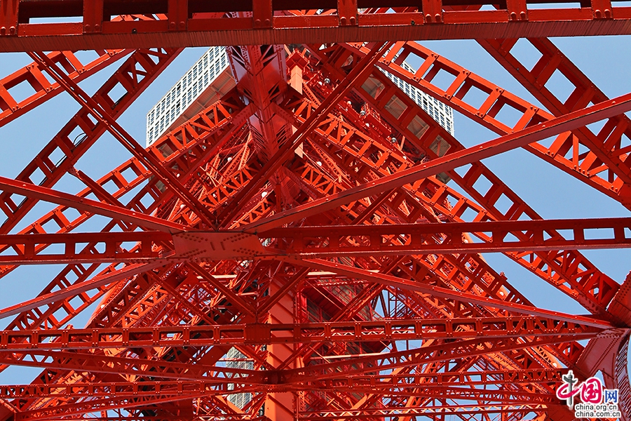 東京塔由四腳支撐