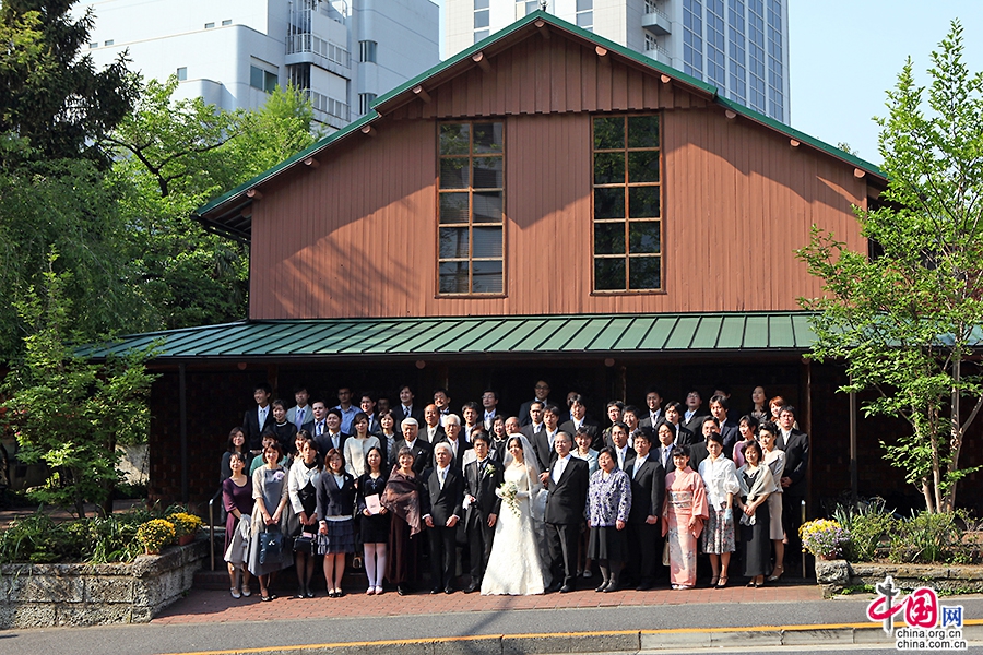 东京塔下举行婚礼的新人