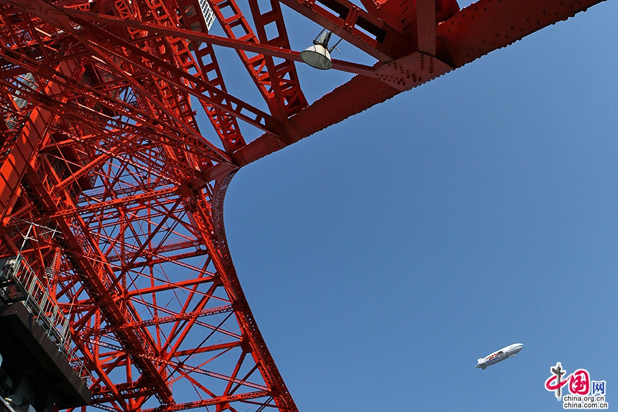 飛艇掠過東京塔