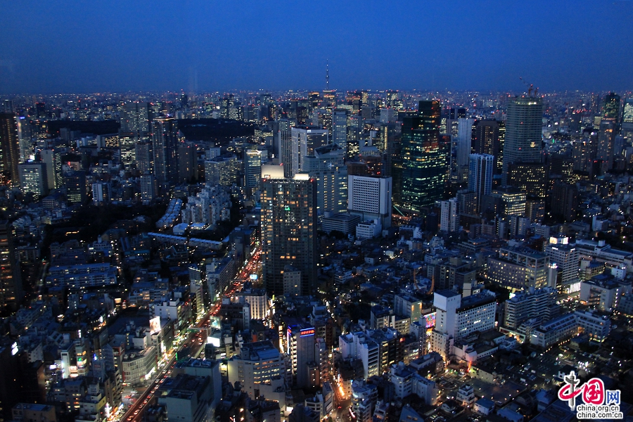 华灯初上的东京市景
