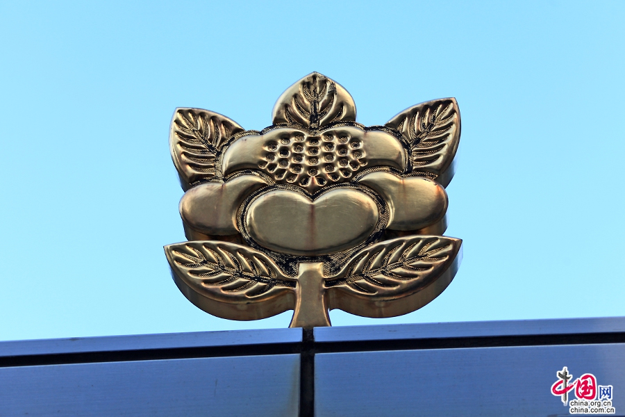 水天宫屋顶的椿花标志