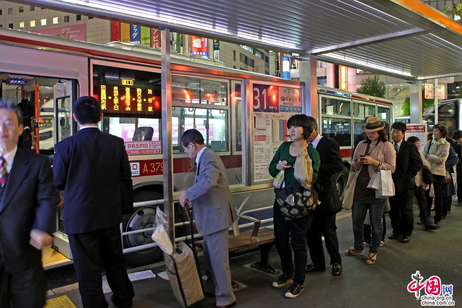 涩谷车站外有序的排队队伍