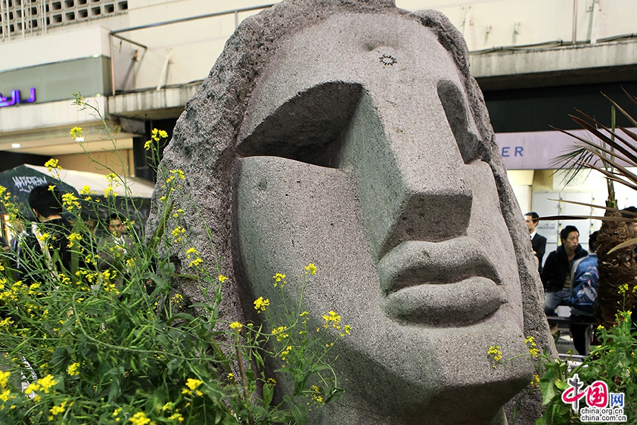 涩谷地铁出口的雕塑